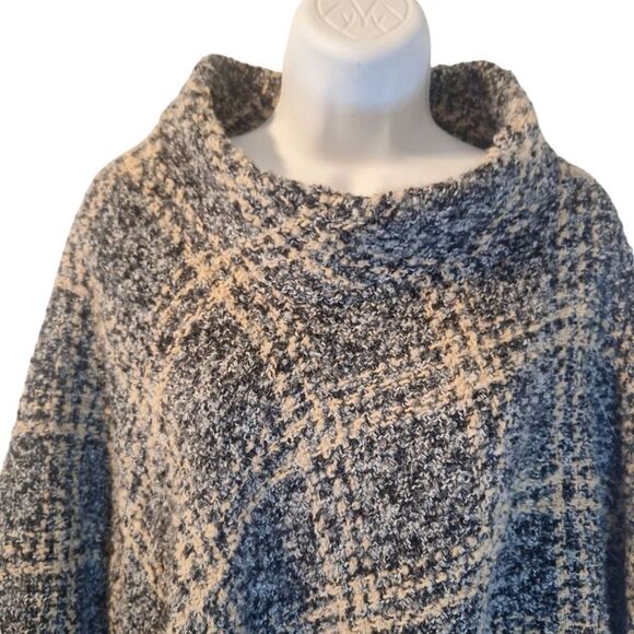Weave of the Irish wool alpaca blend poncho cape - Picture 2 of 4